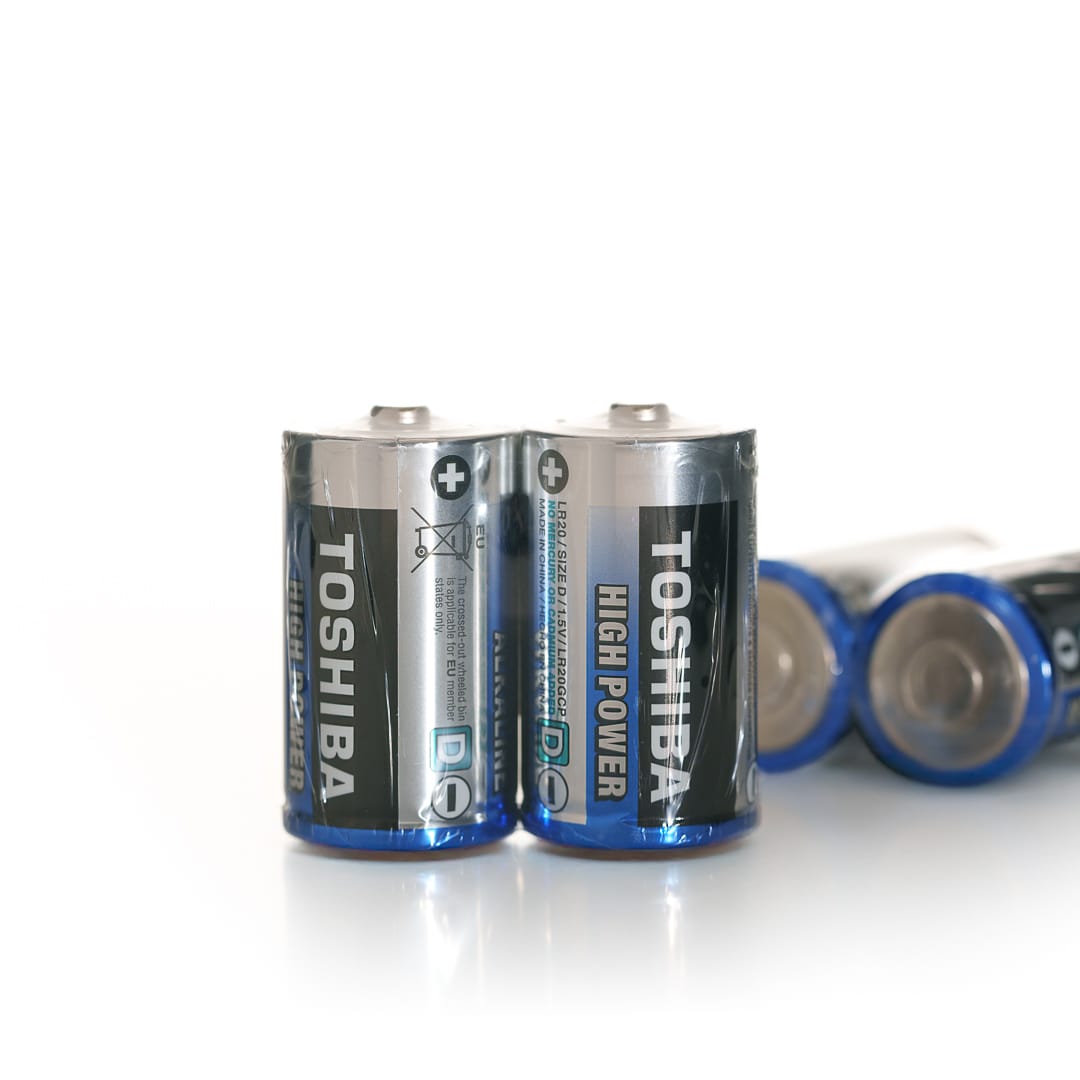 4 סוללות D של טושיבה